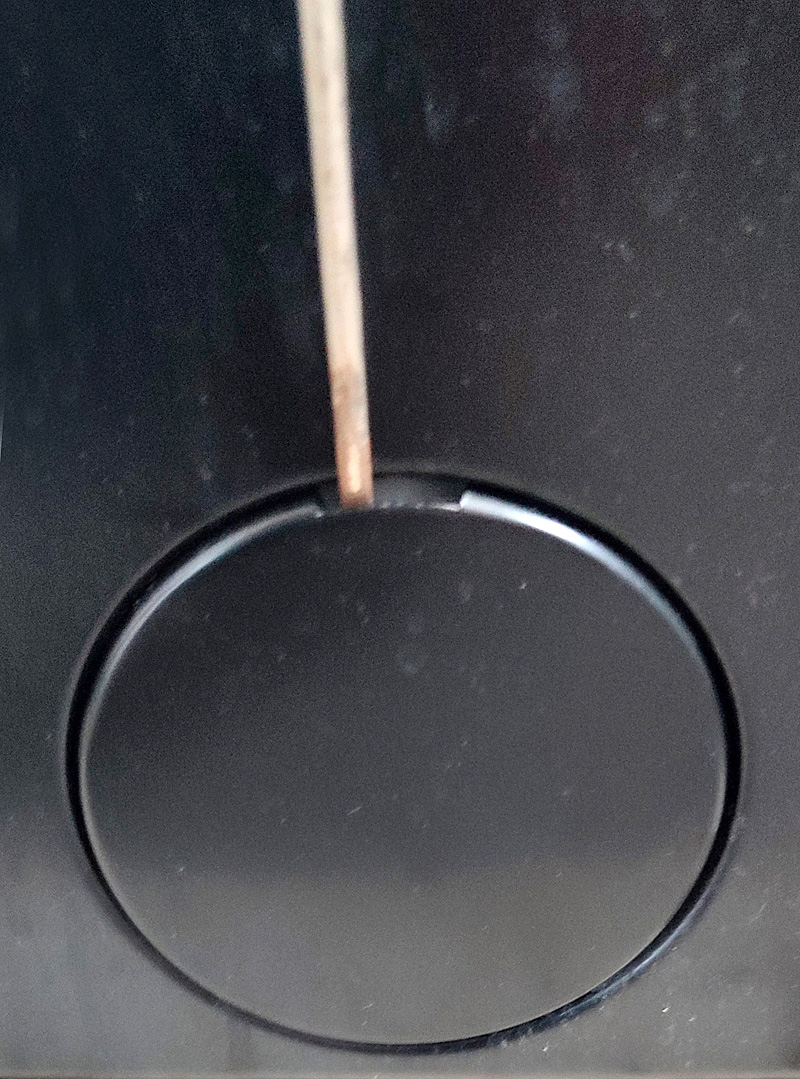 Ouverture de la trappe d'accès au filtre