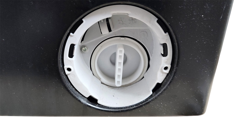 Trappe d'accès au filtre ouverte