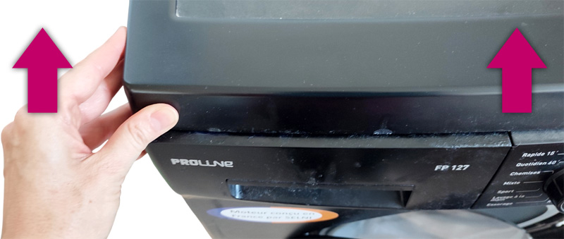 On pousse le capot vers l'arrière