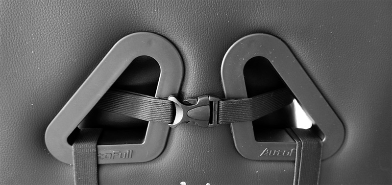 Coussin cervical attaché dans le dos