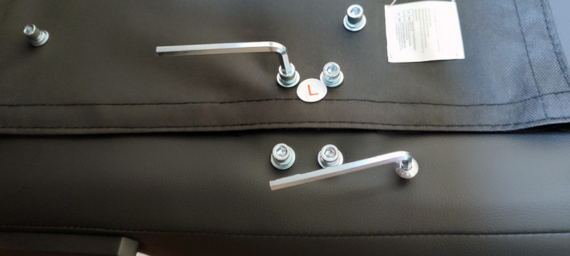 Démontage des vis sous l'assise