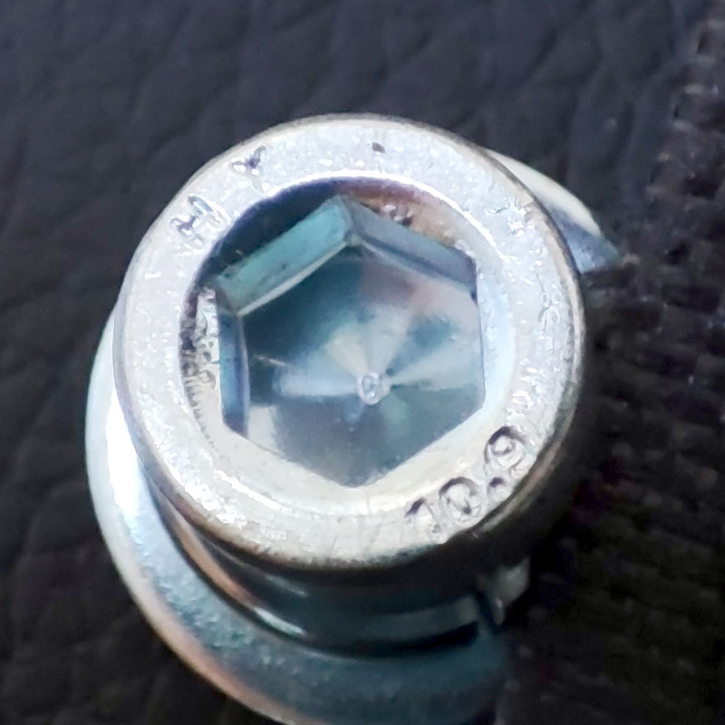 Vis de 6 sous l'assise