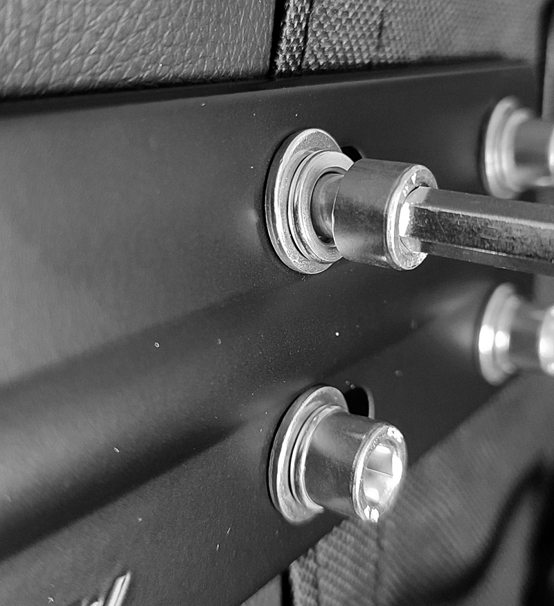 Vissage des accoudoirs sur l'assise