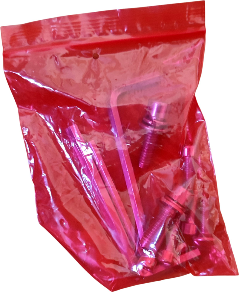 Sachet rouge avec les clés et les vis