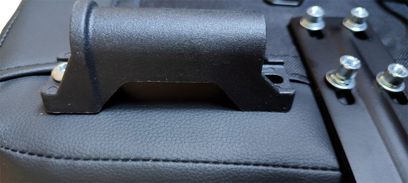 Vissage d'une des 2 pièces en plastique dans laquelle le repose-pied vient s'insérer