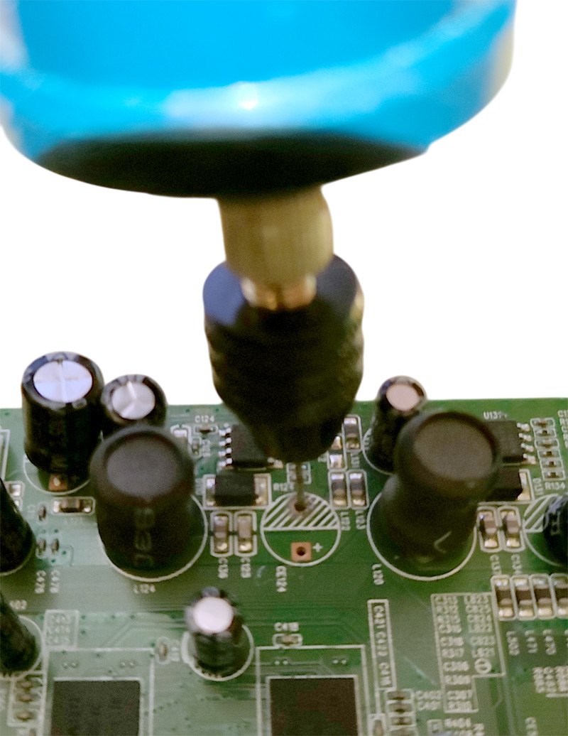 Perçage du trou pour la patte du condensateur