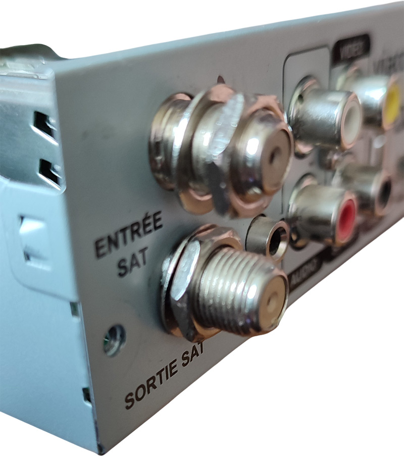 Retrait/remise en place des écrous et rondelles des connecteurs satellite