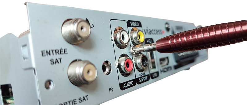 Vissage/dévissage vis panneau arrière