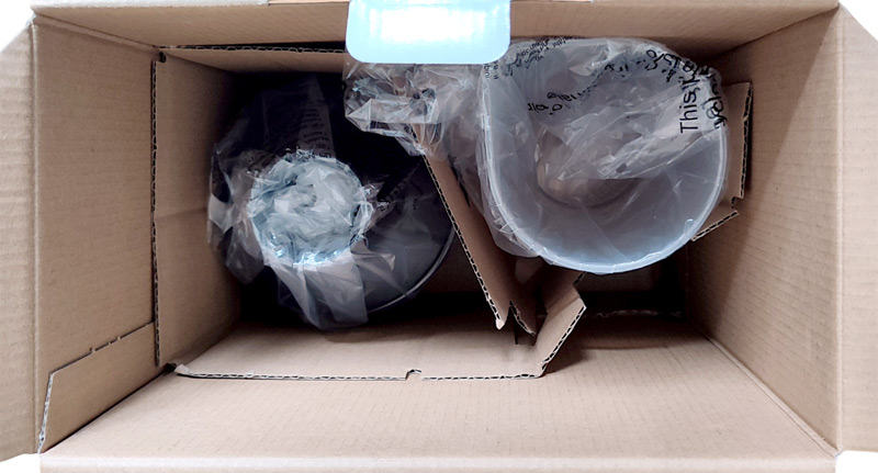 Fond du carton du mixeur avec le verre doseur, le fouet et le hachoir