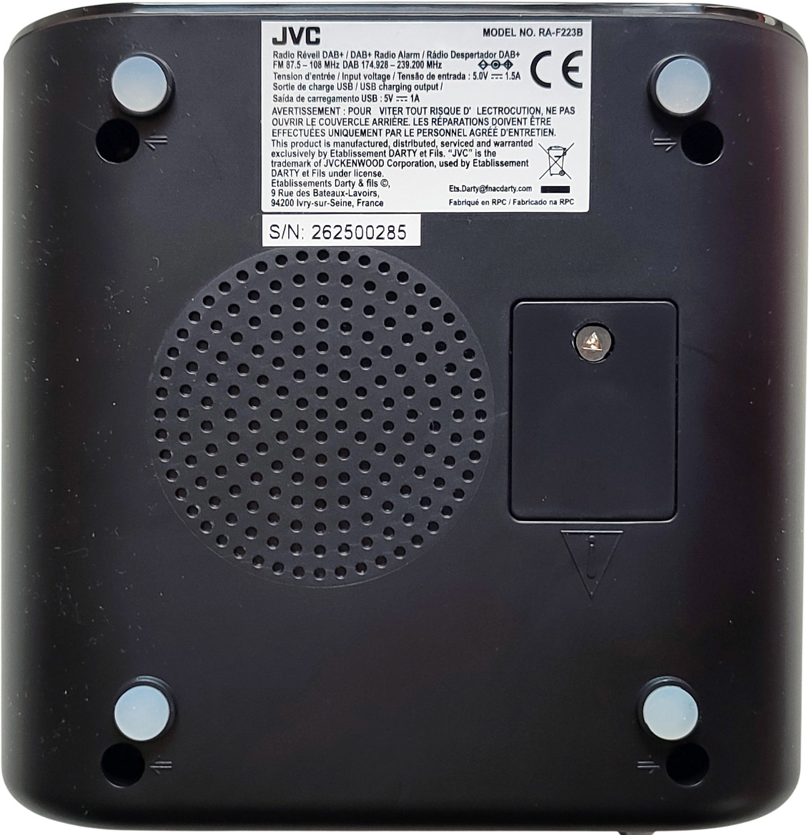 Dessous du radio-réveil JVC RA-F223B et ses boutons