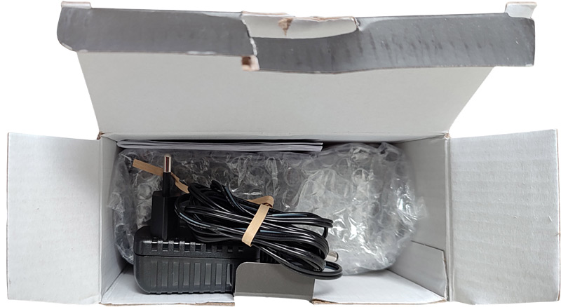 Ouverture de la boîte du radio-réveil JVC RA-F223B