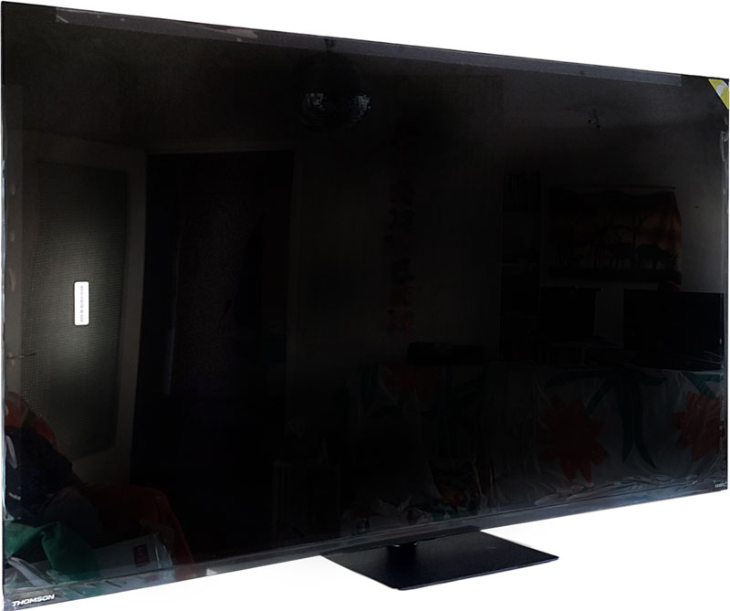 Tv éteinte en place sur son pied