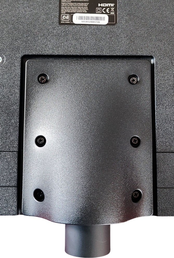 Montant du pied de la télé vissé