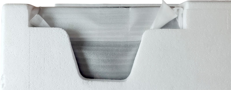 Pied de la TV inséré dans une encoche du bloc de polystyrène