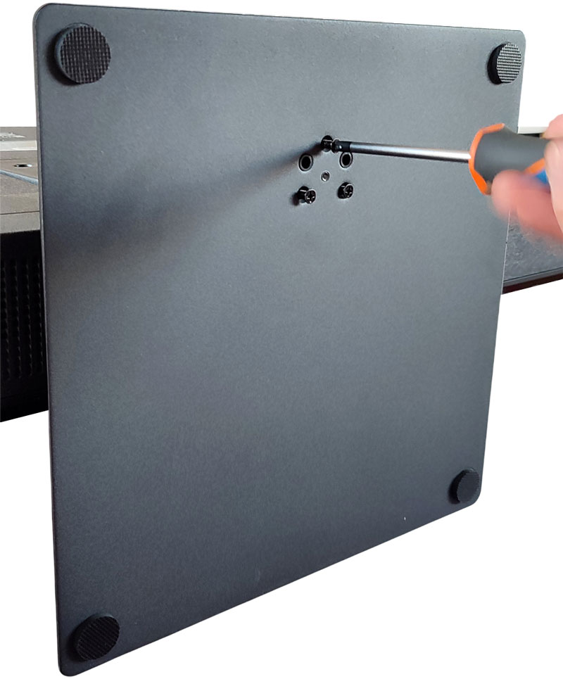 Montage et vissage de la base du pied de la TV