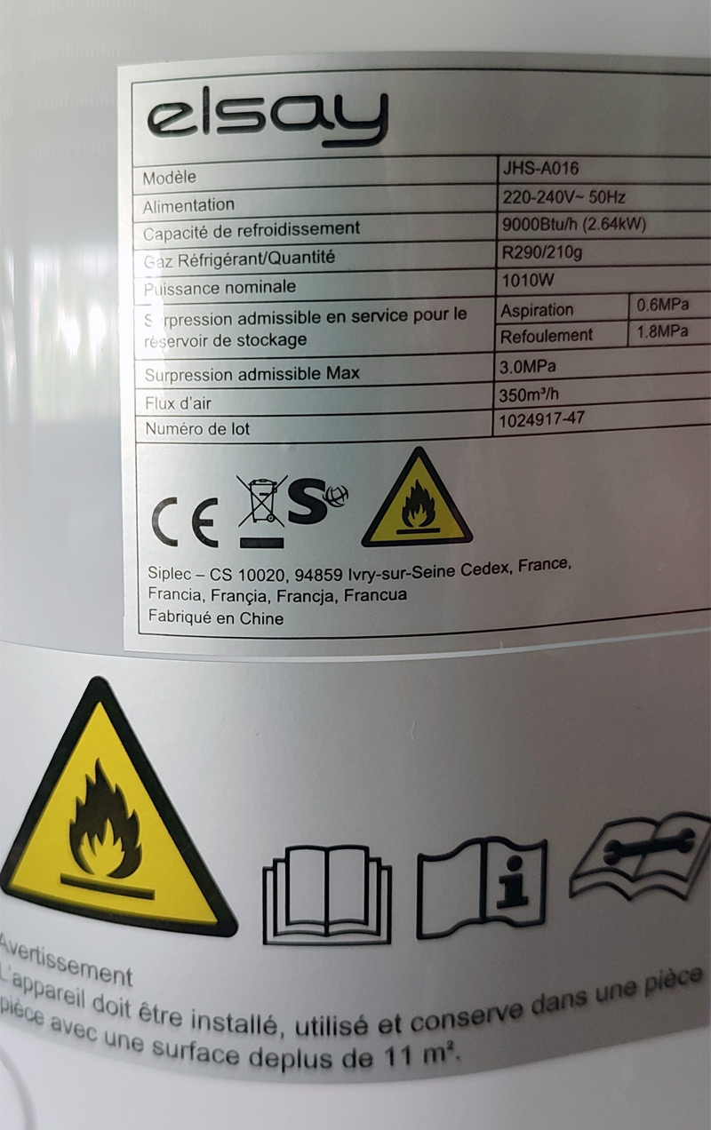 Etiquette sur le côté du climatiseur