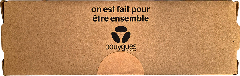 Coté long de la boîte du décodeur TV 4K