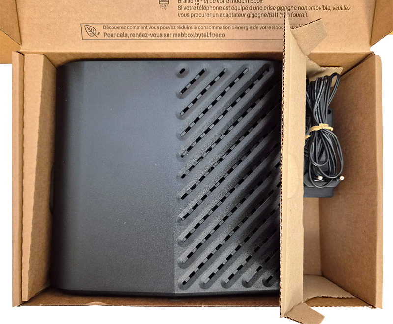Modem routeur Bbox 6 wifi et câble d'alimentation dans la boîte