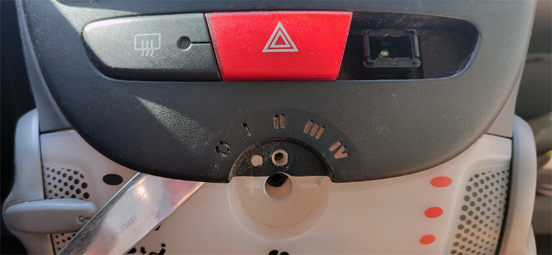 Déclipsage du capot console autoradio