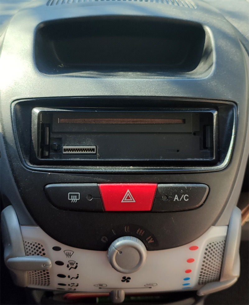 Boutons désembuage, warning et clim sur une 107